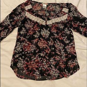 Floral and black 3/4 sleeve polyester top